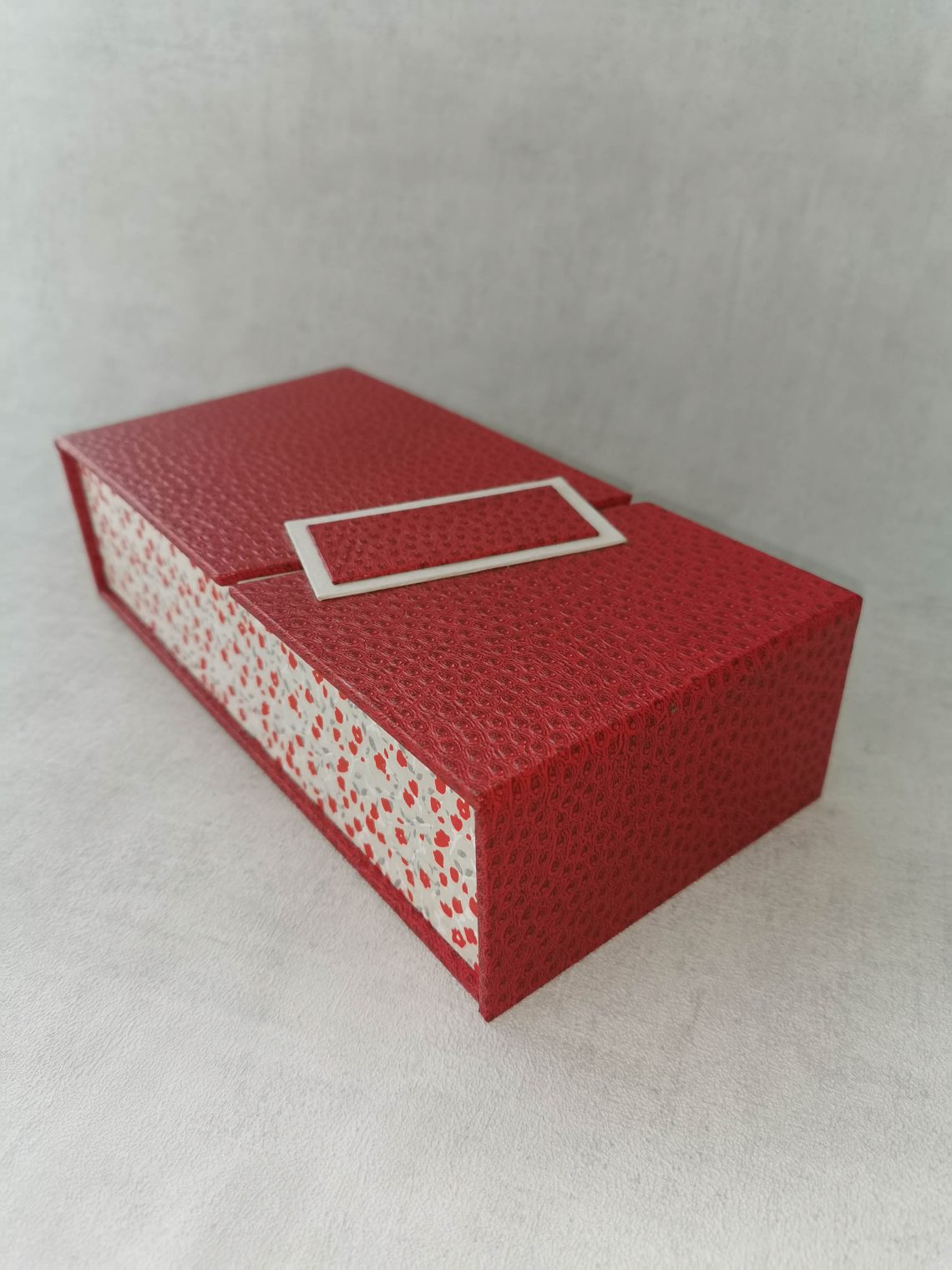 Boîte cartonnage avec rabat