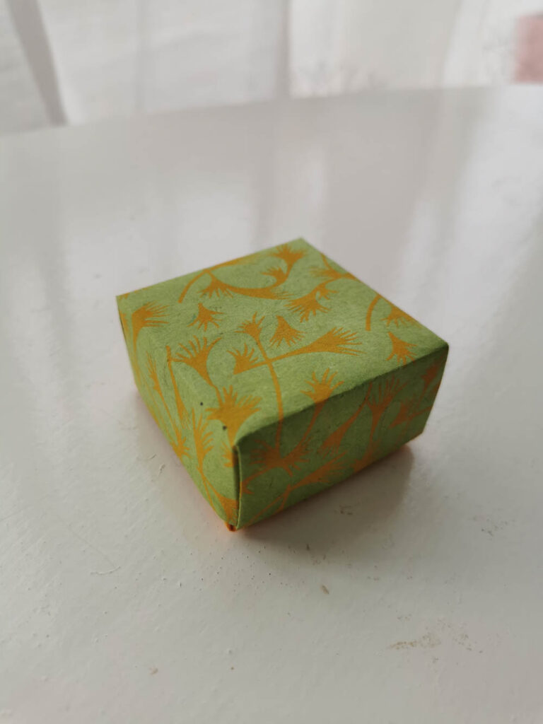 Origami boîte cartonnage chutes papier