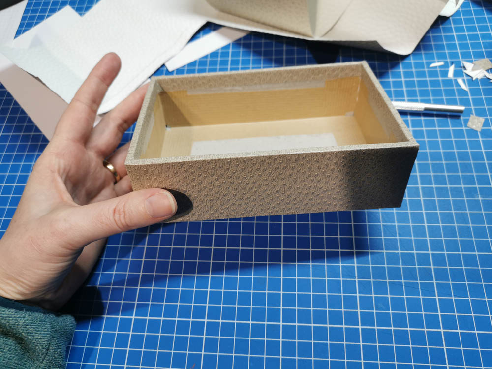 cartonnage recouvrir papier trop petit